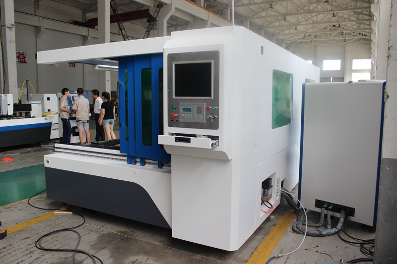 IPG 700w acéllemez lézervágó gép Kína