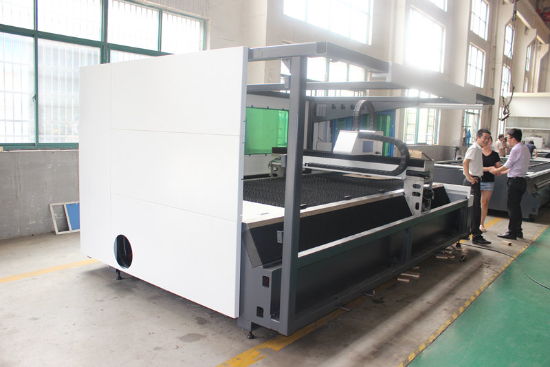 IPG 700w acéllemez lézervágó gép Kína